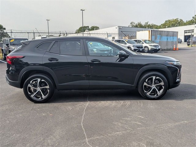 2024 Chevrolet Trax photo 2