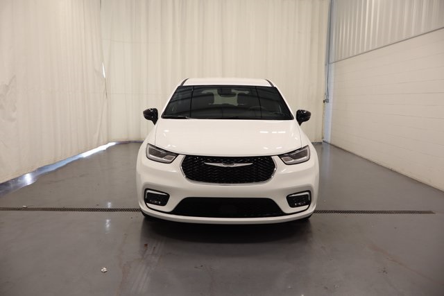 2026 Chrysler Pacifica photo 2