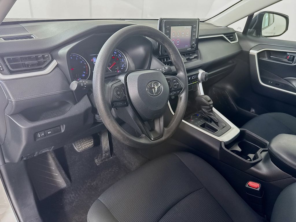 2021 Toyota RAV4 LE photo 4