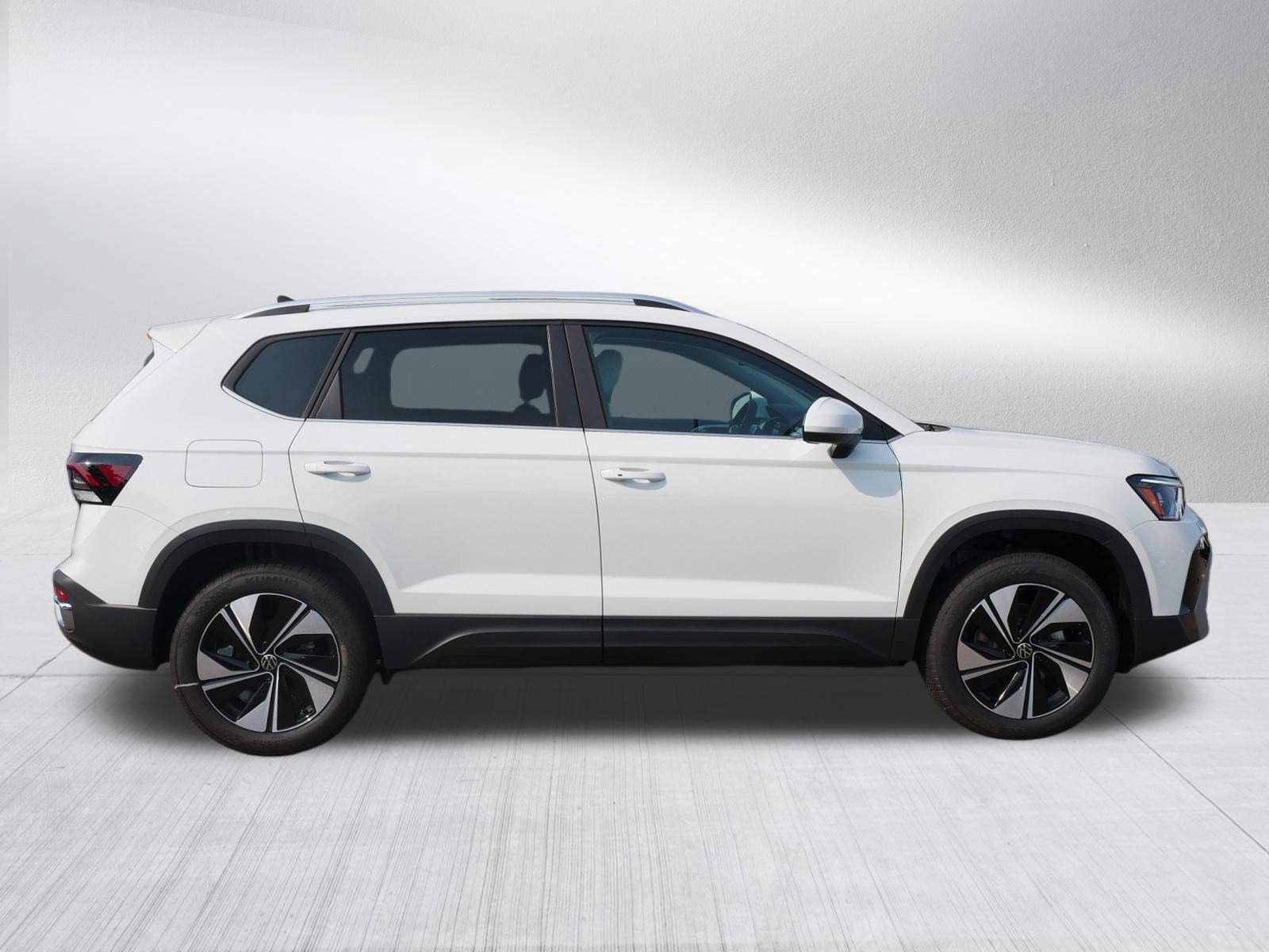 2025 Volkswagen Taos SE photo 2