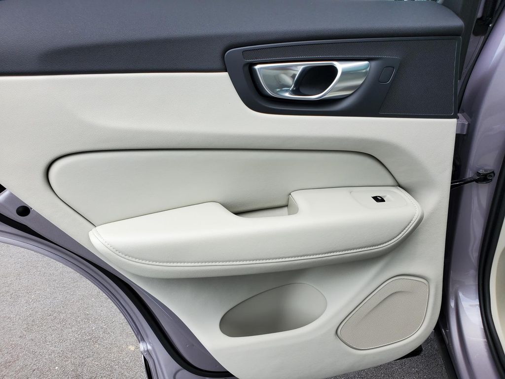 2026 Volvo XC60 B5 photo 13
