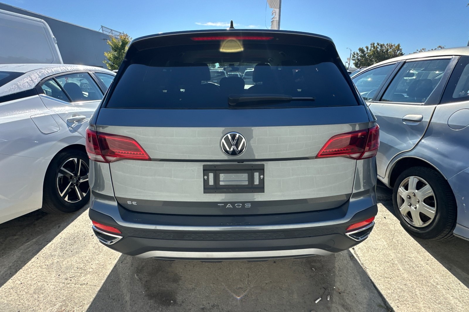 2024 Volkswagen Taos SE photo 2