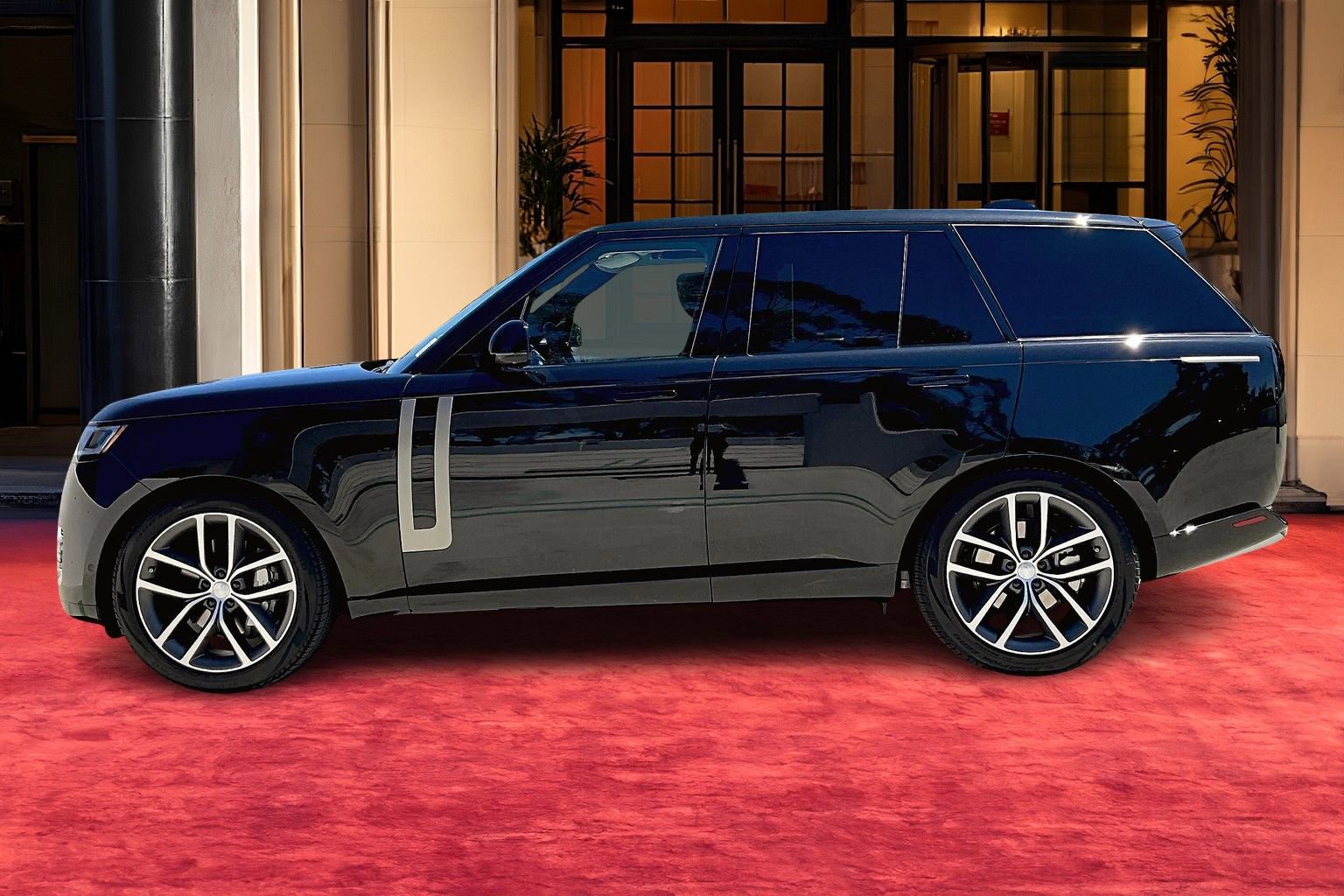 2025 Land Rover Range Rover SE photo 3
