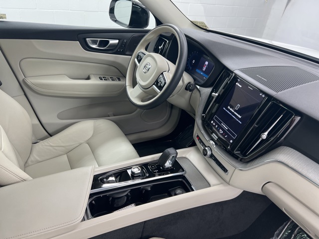 2024 Volvo XC60 B5 Plus photo 25