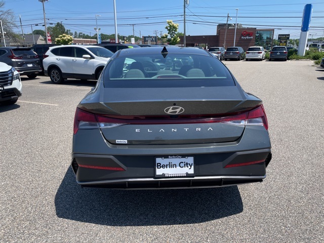 2024 Hyundai Elantra SEL photo 5