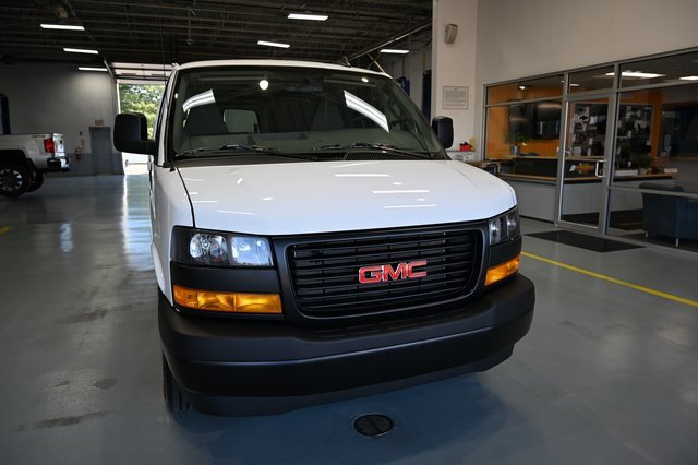 2025 Gmc Savana Cargo 3500 photo 2