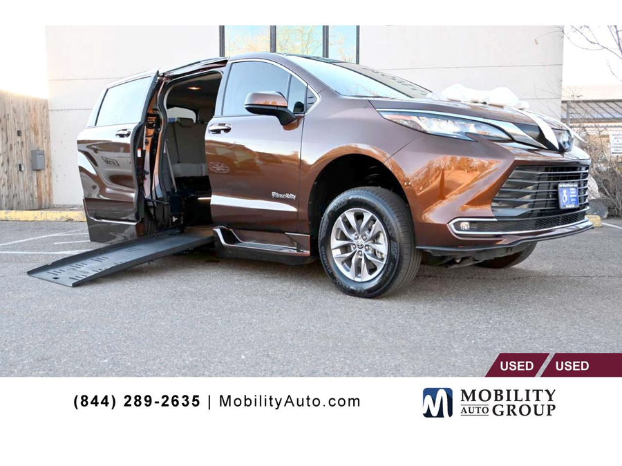 2022 Toyota Sienna XLE's photo