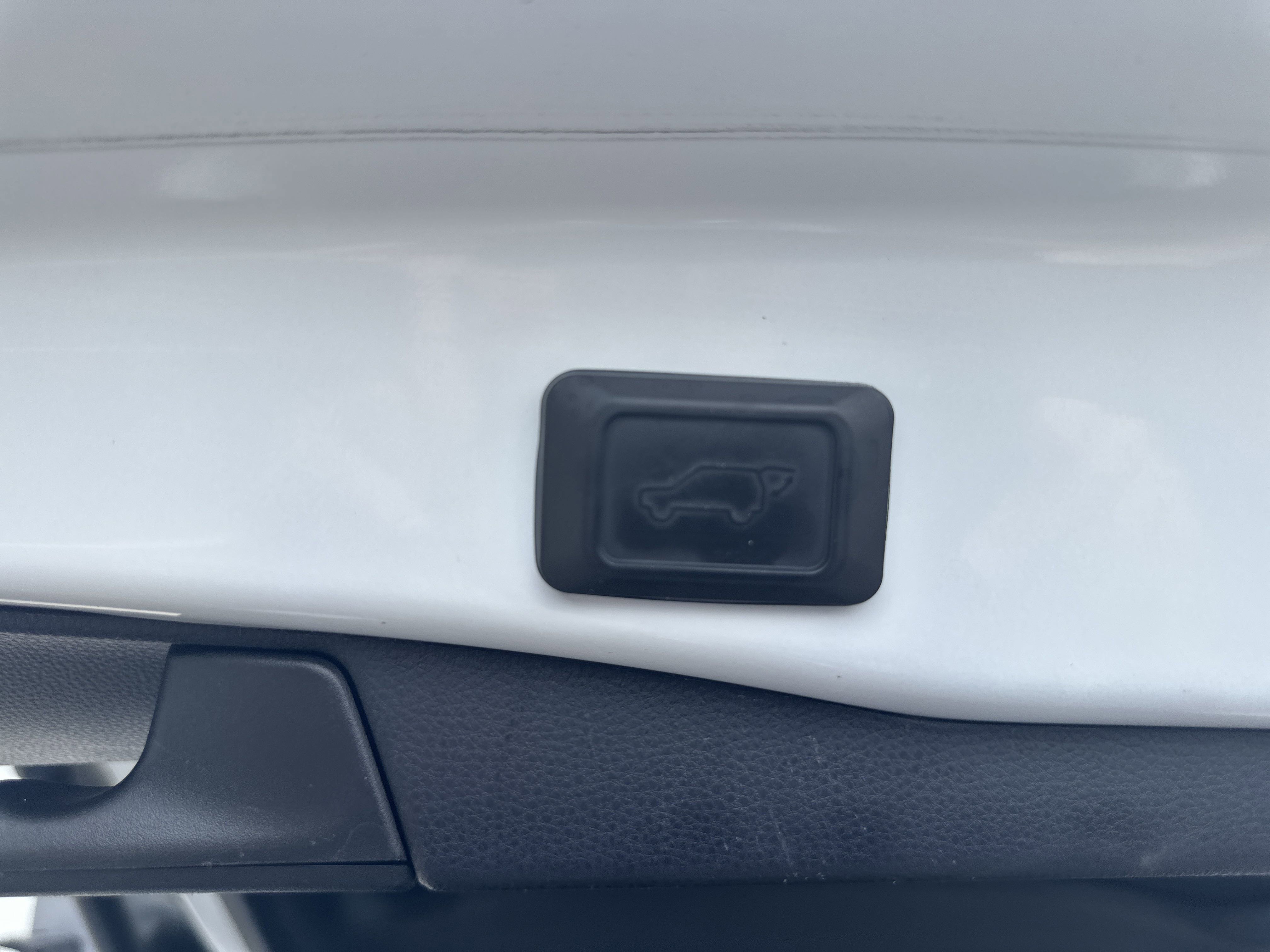 2021 Toyota RAV4 XLE Premium photo 3