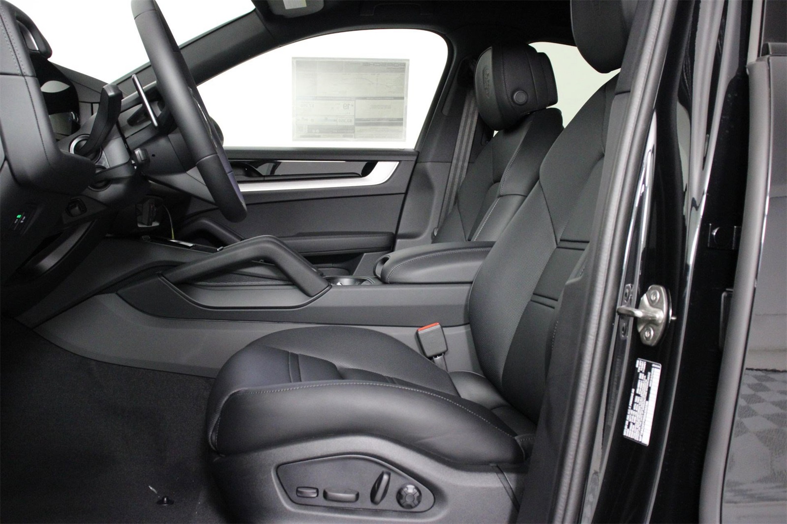 2025 Porsche Cayenne Coupe photo 4