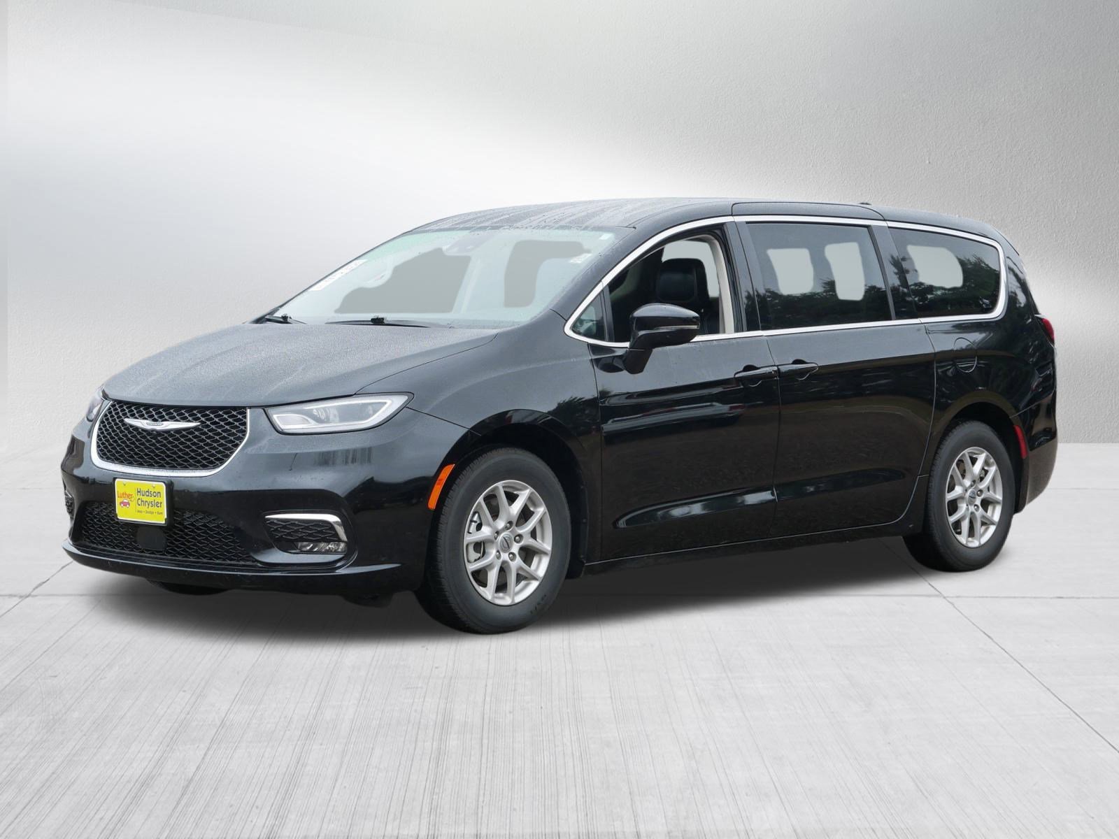 2024 Chrysler Pacifica Touring L photo 3