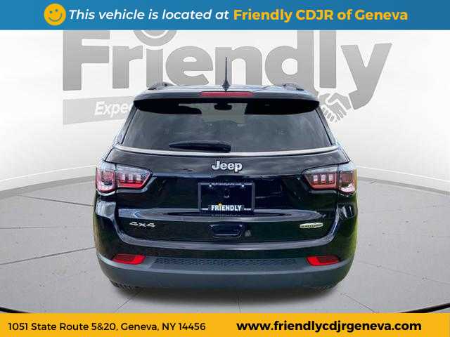 2023 Jeep Compass Latitude photo 3
