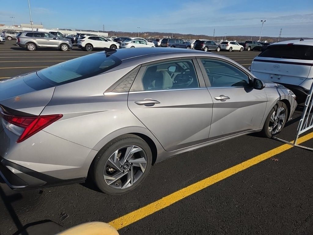 2025 Hyundai Elantra SEL Convenience photo 2