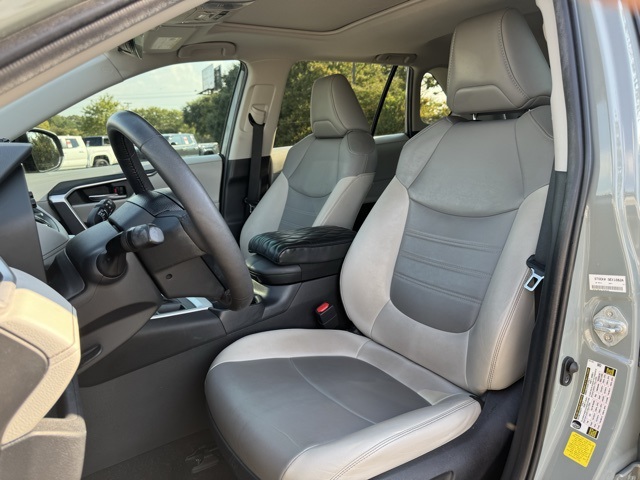 2020 Toyota RAV4 XLE Premium photo 10