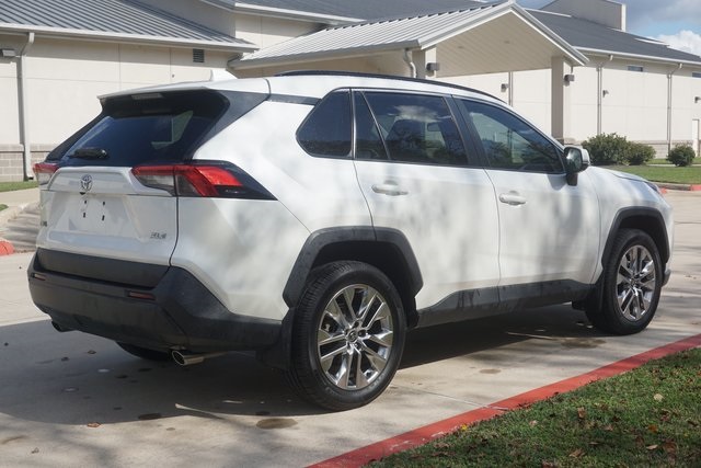 2021 Toyota RAV4 XLE Premium photo 2