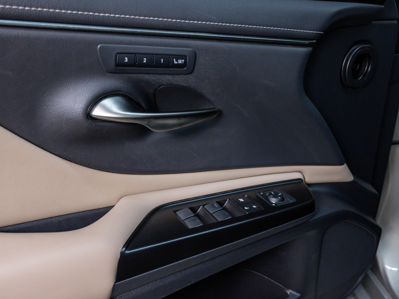 2019 Lexus ES 300h photo 14