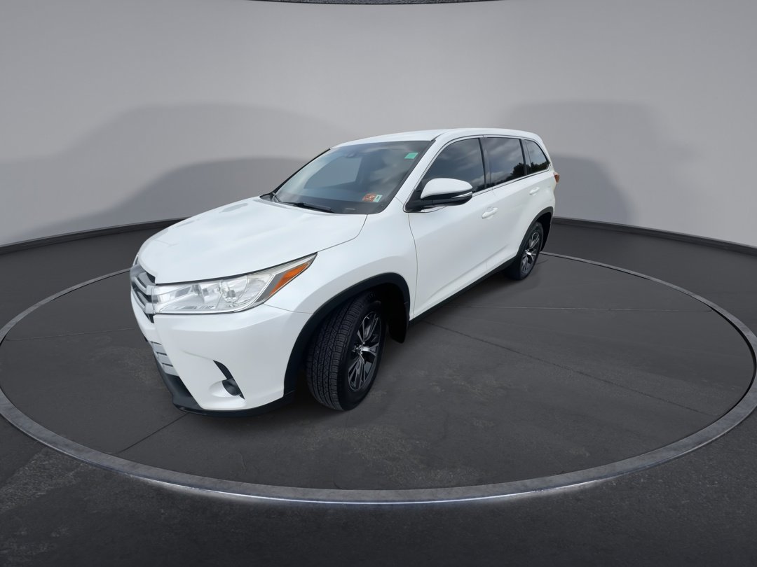 2019 Toyota Highlander LE photo 4