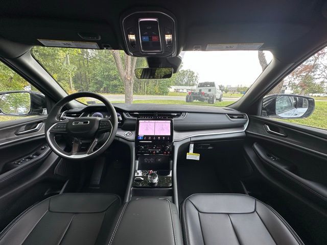 2025 Jeep Grand Cherokee Limited photo 2