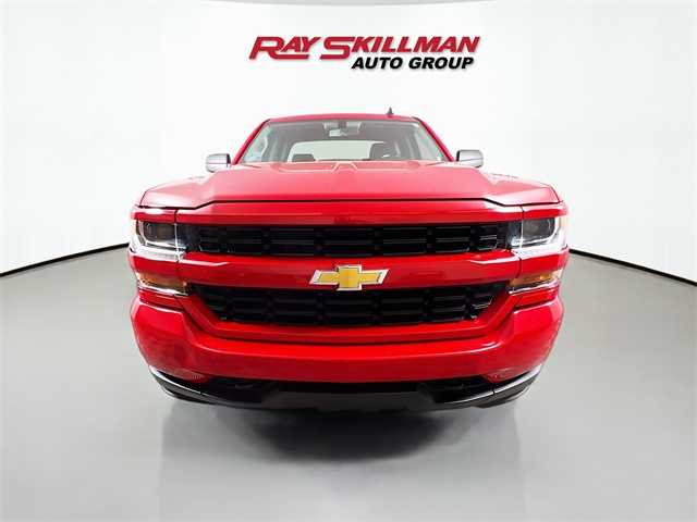 2018 Chevrolet Silverado 1500 Custom photo 2