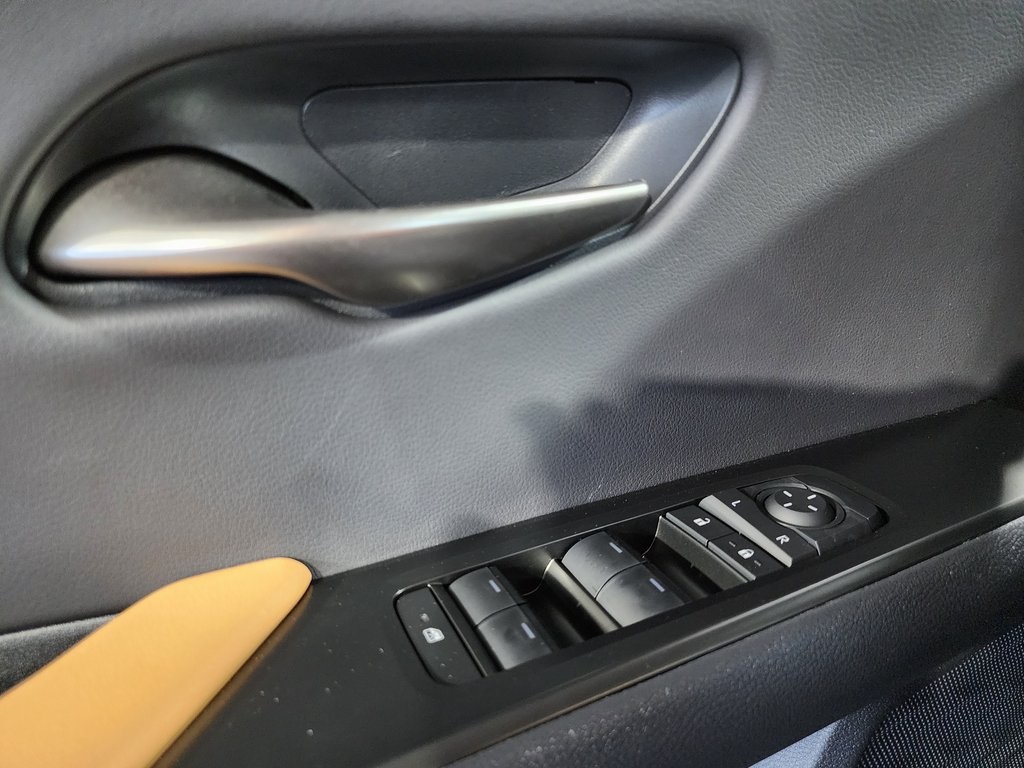 2025 Lexus UX photo 11