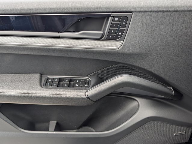 2024 Porsche Cayenne photo 18
