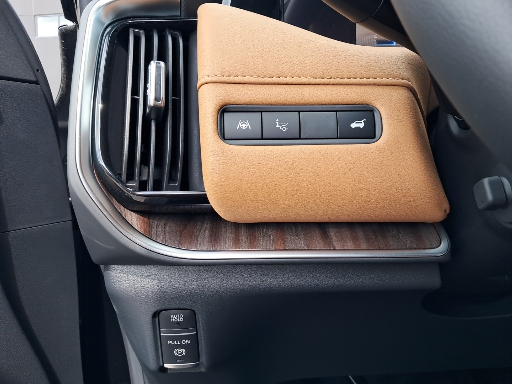 2025 Nissan Armada SL photo 9