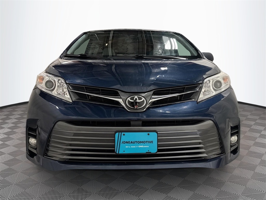 2020 Toyota Sienna XLE photo 2