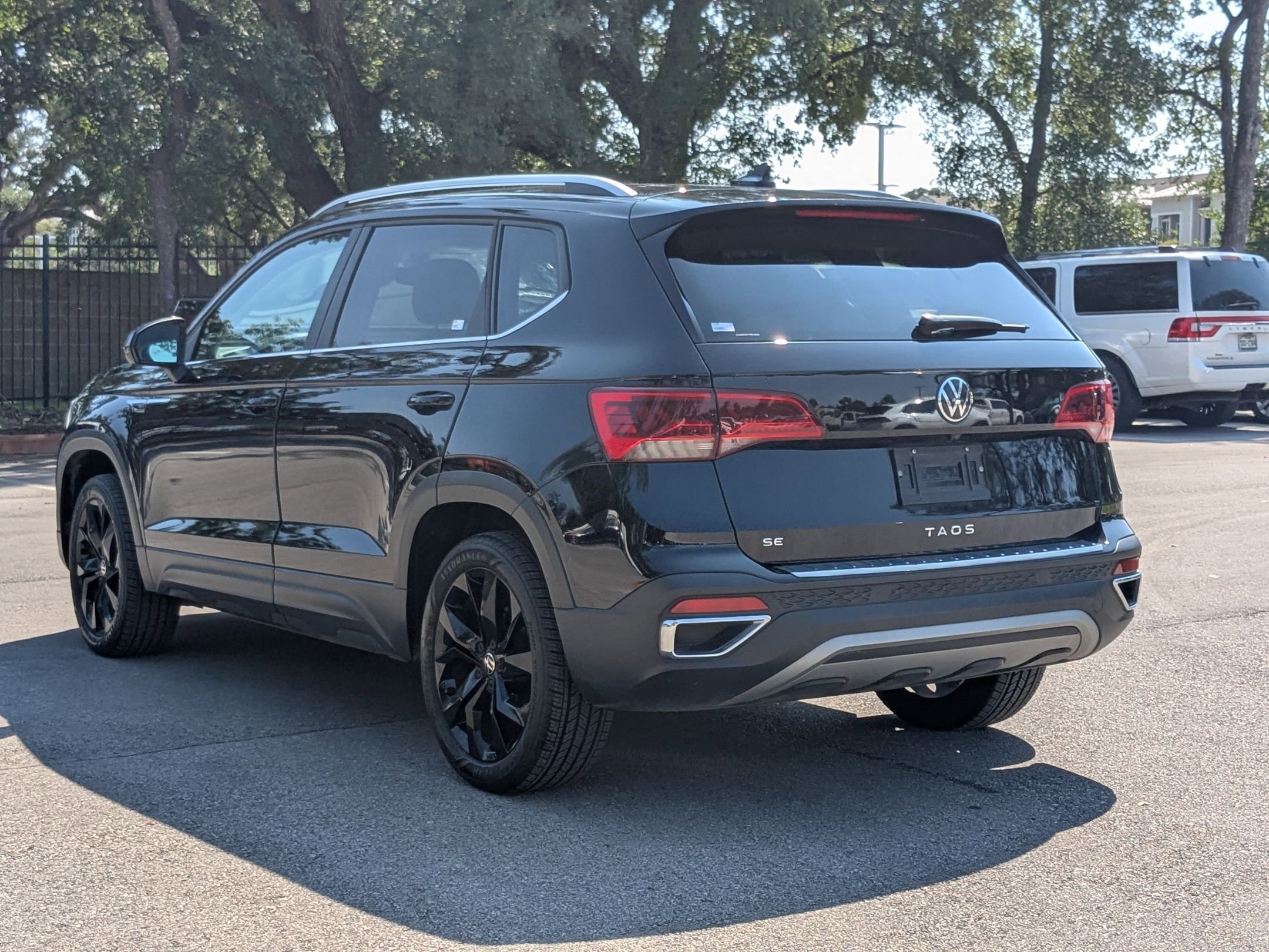 2023 Volkswagen Taos SE photo 3