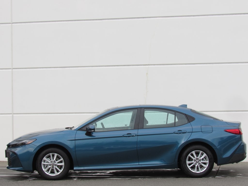 2025 Toyota Camry LE photo 4