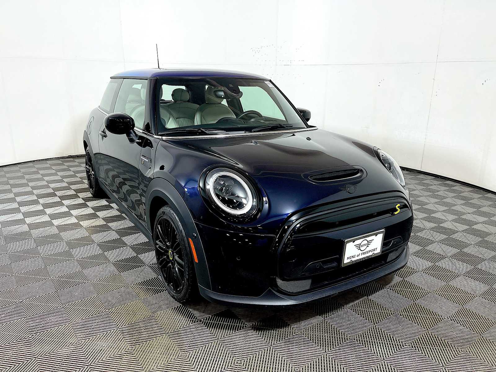 Used 2024 MINI Hardtop 2 Door SE with VIN WMW13DJ0XR2V03695 for sale in Freeport, NY
