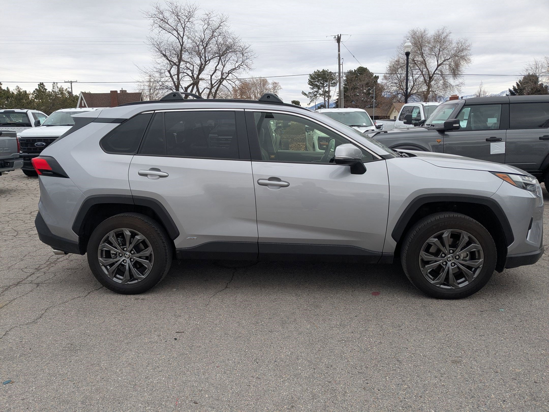 2023 Toyota RAV4 Hybrid XLE Premium photo 2