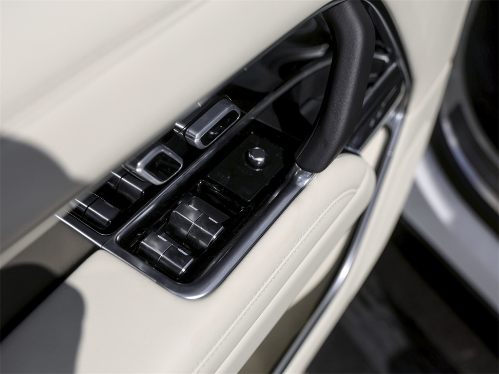 2025 Land Rover Range Rover SE photo 21