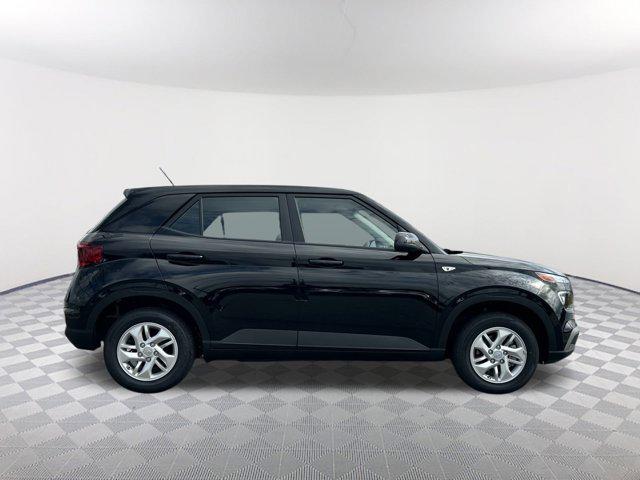 2026 Hyundai Venue SE photo 3
