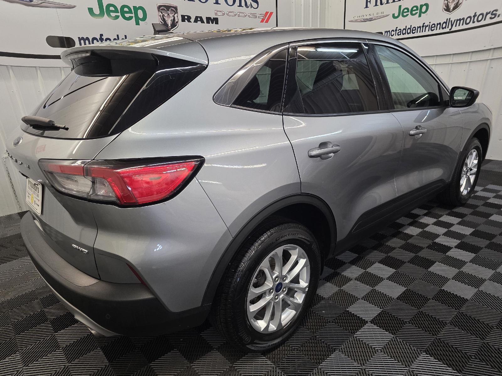 2022 Ford Escape SE photo 2