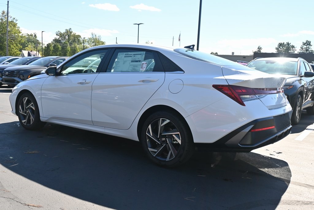2025 Hyundai Elantra SEL Convenience photo 4