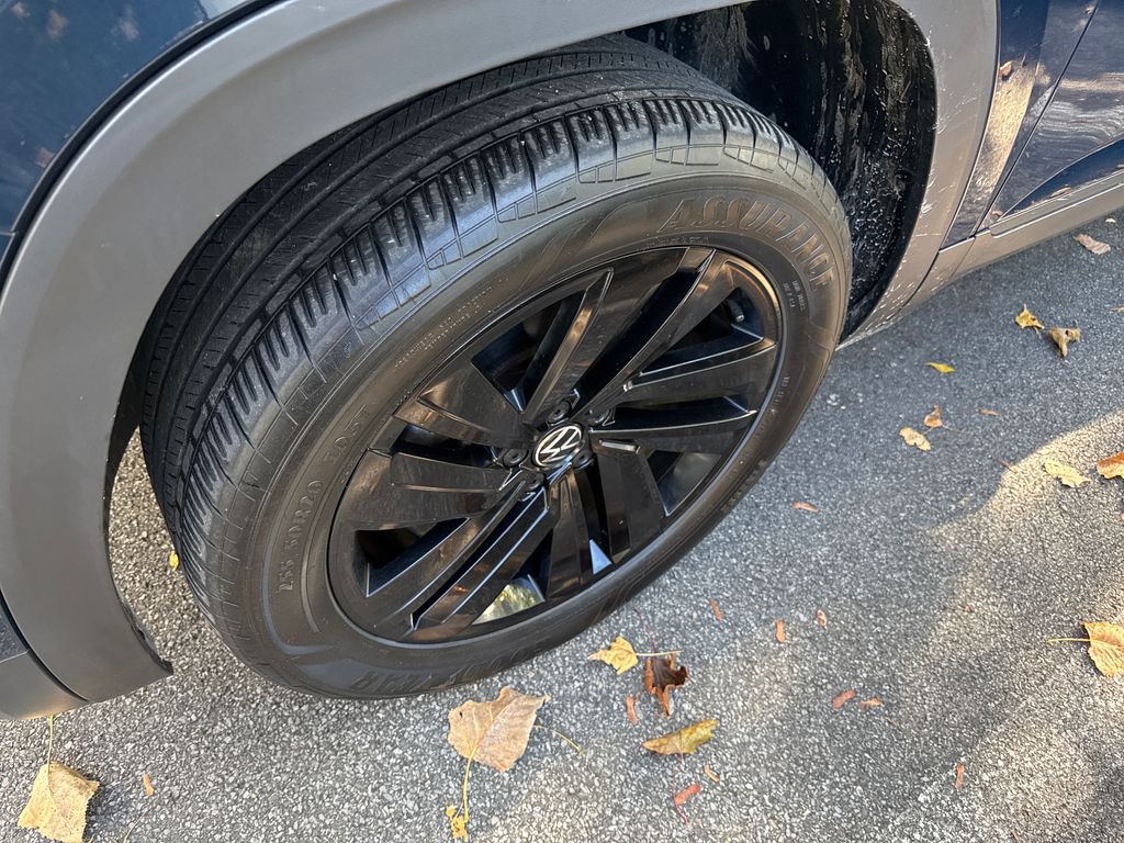 2022 Volkswagen Atlas Cross Sport SE Technology photo 2