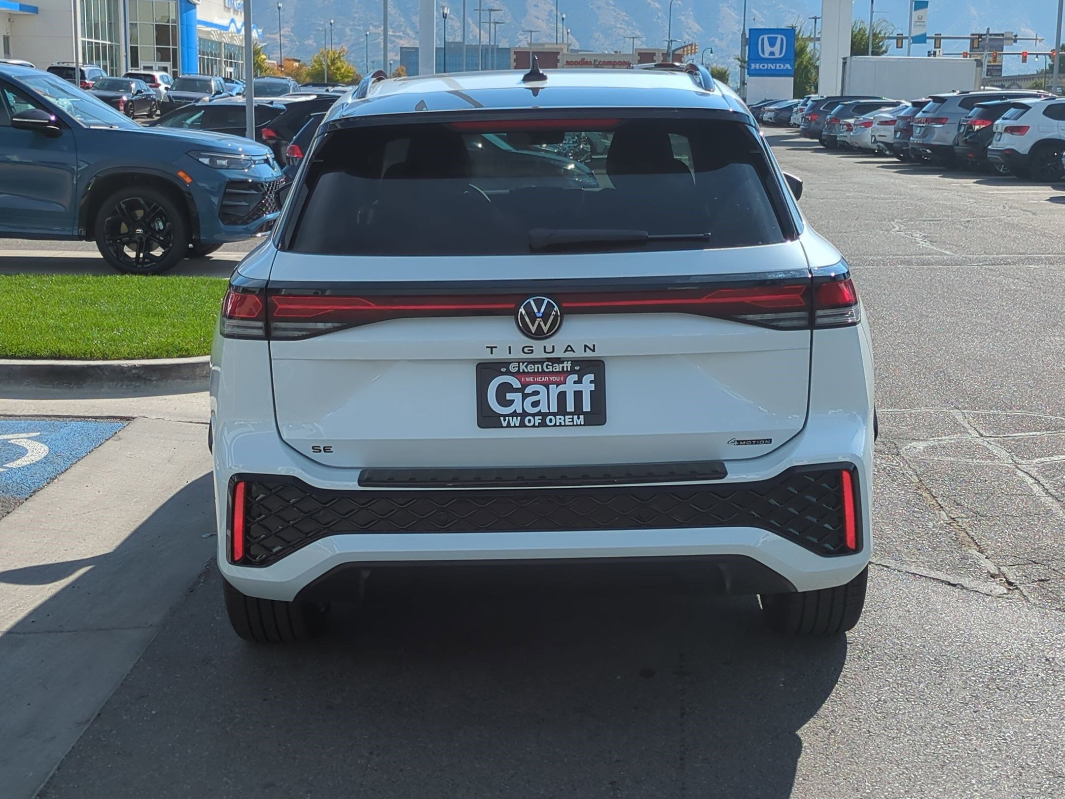 2025 Volkswagen Tiguan SE R-Line Black photo 3