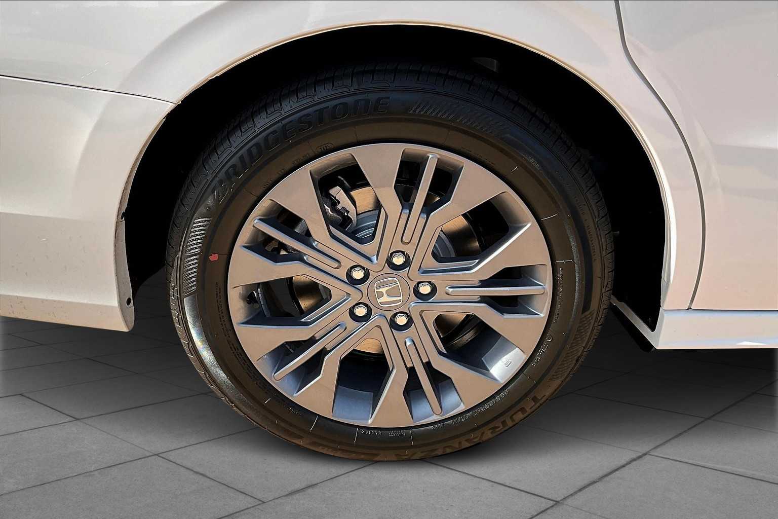 2026 Honda Odyssey Touring photo 11