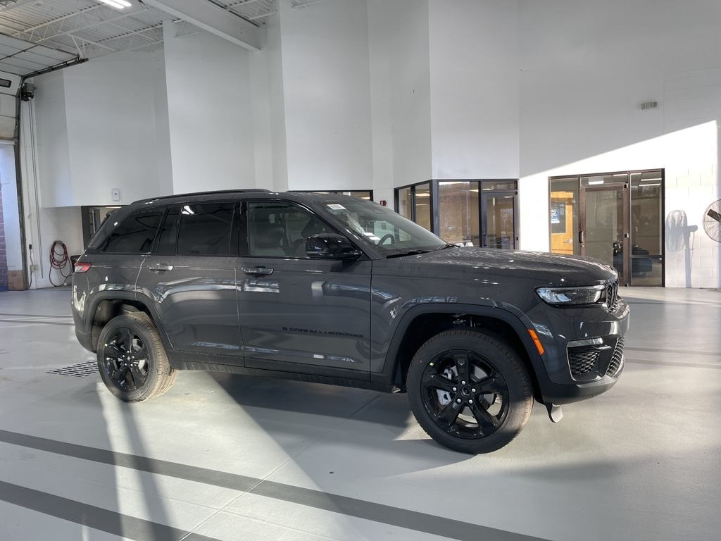 2025 Jeep Grand Cherokee Limited photo 2