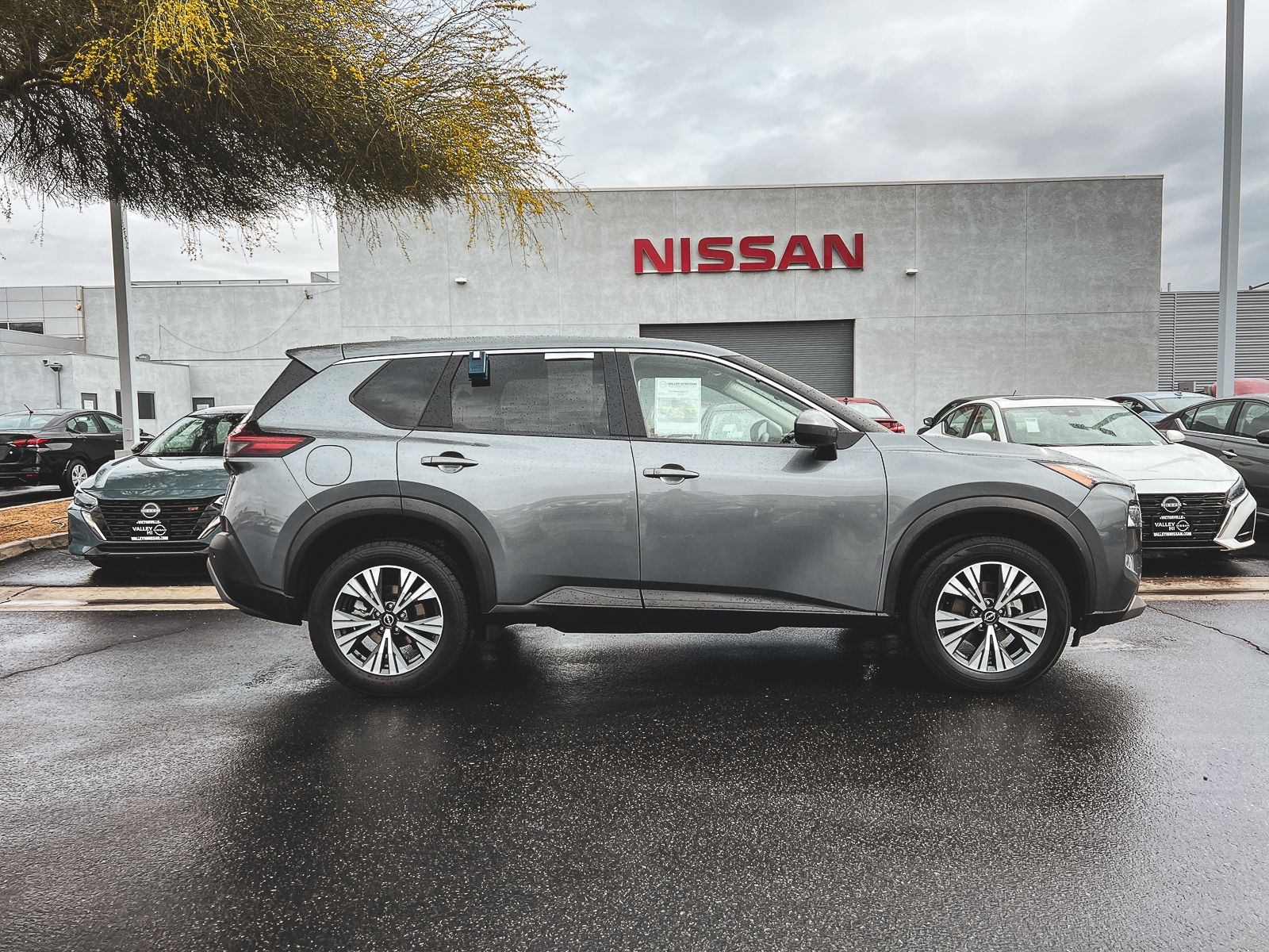 2023 Nissan Rogue SV photo 3