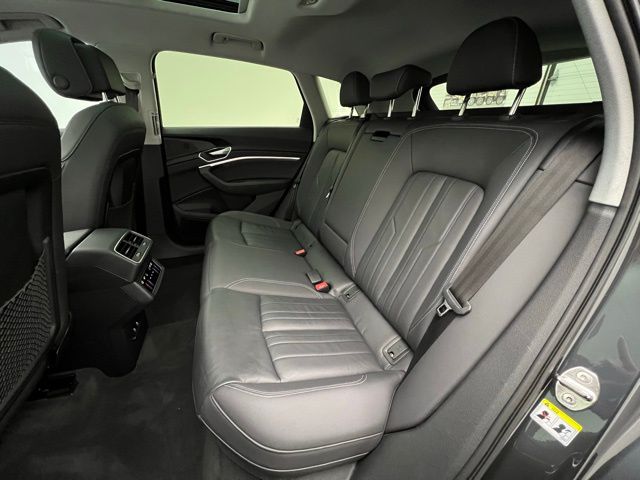 2022 Audi e-tron Premium photo 36