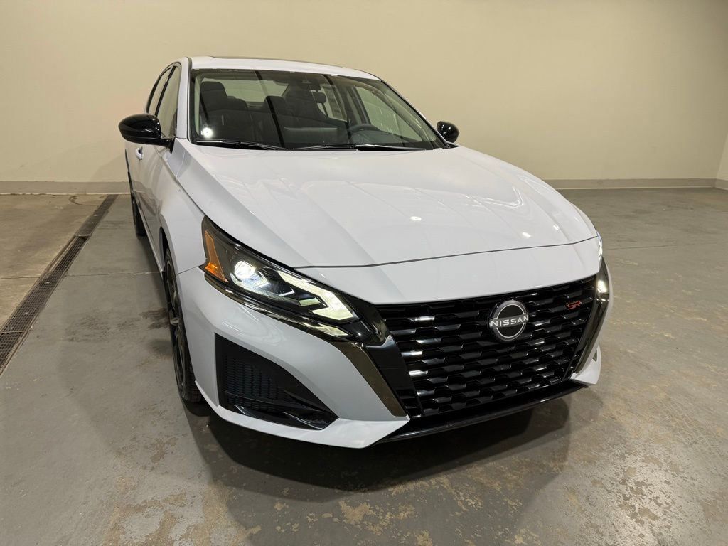 2025 Nissan Altima SR's photo