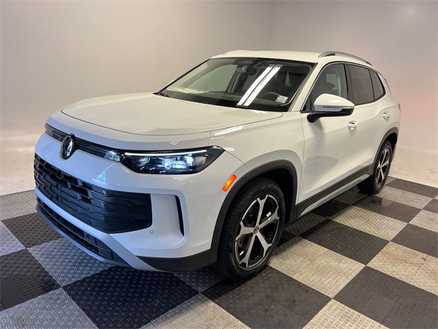 2025 Volkswagen Tiguan SE photo 3