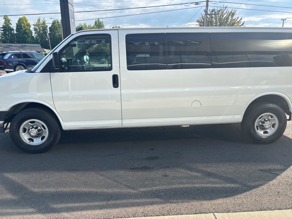 2016 Chevrolet Express 3500 Passenger Van photo 2