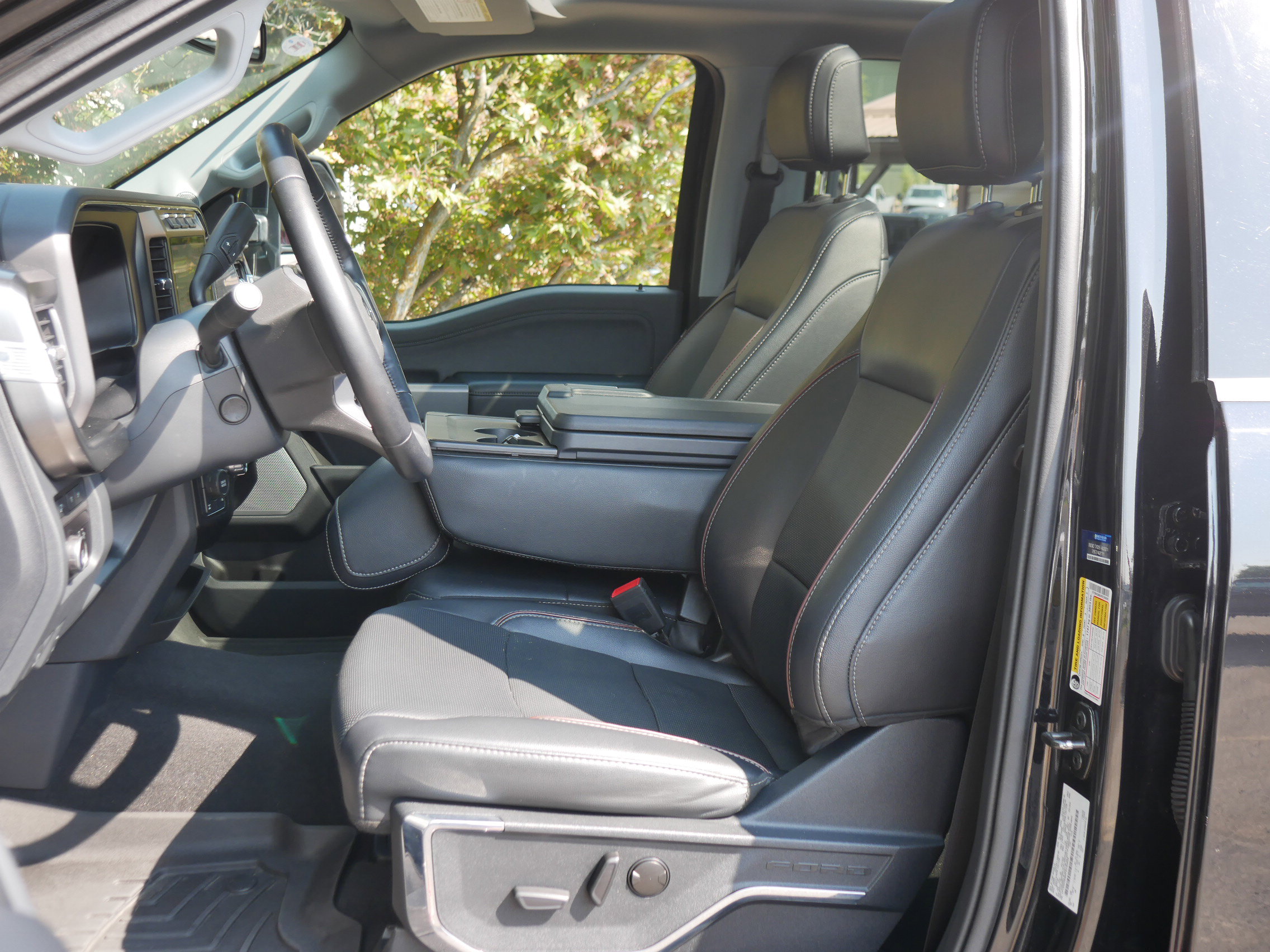 2023 Ford F-350 Lariat photo 2