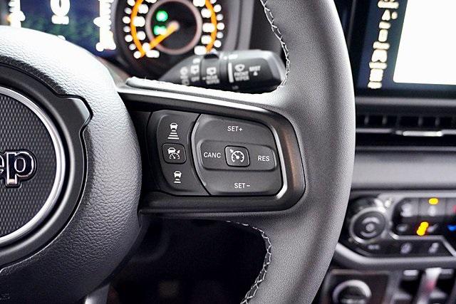 New 2025 Bright White Clear-Coat Exterior Paint Jeep Rubicon image 42