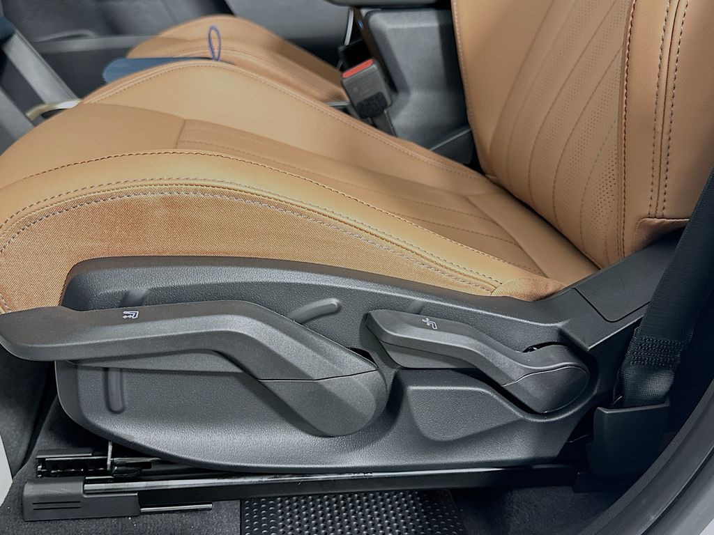 New 2025 White MINI Signature Plus image 21