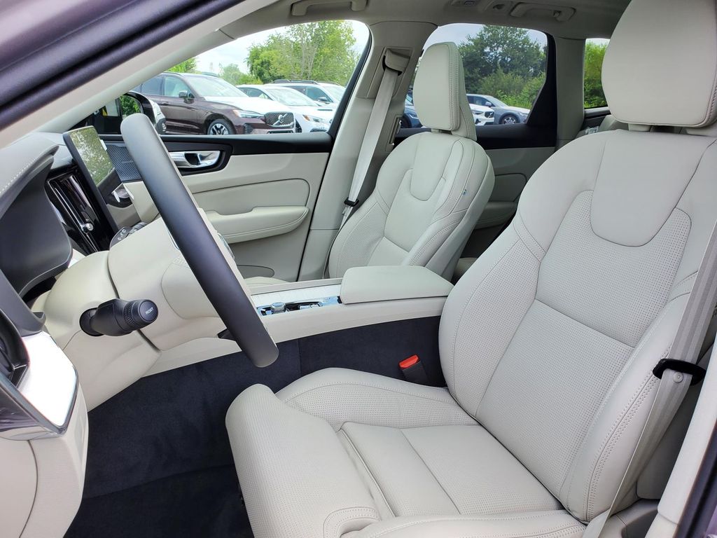 2026 Volvo XC60 B5 photo 4