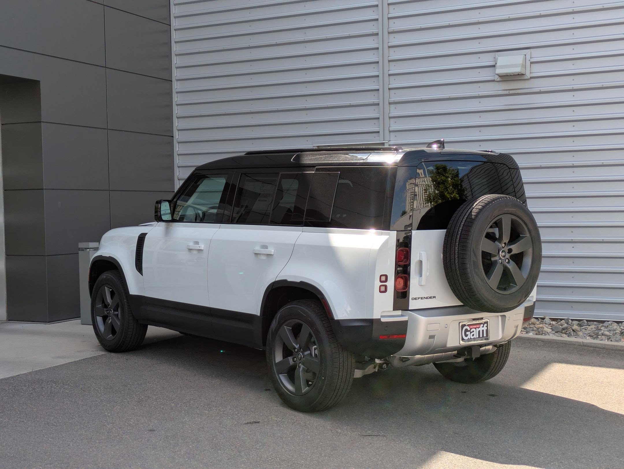 2025 Land Rover Defender 110 S photo 3