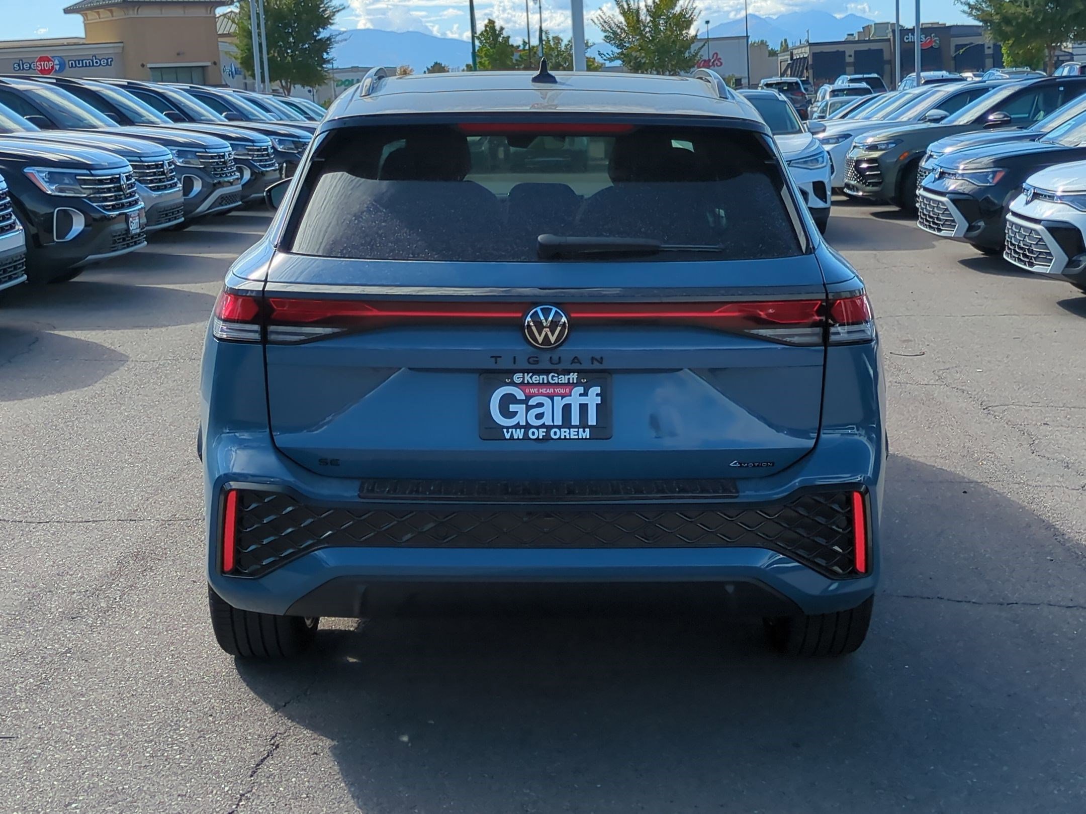 2025 Volkswagen Tiguan SE R-Line Black photo 4