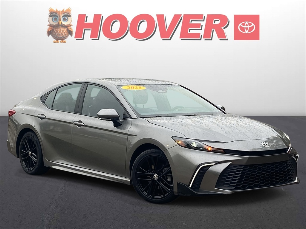 2025 Toyota Camry SE's photo